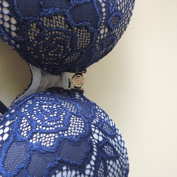 La Vie en Rose. Blue Lace. Magnetic Front-Closure. Push-up Bra. Size 36A. - Picture 3 of 7